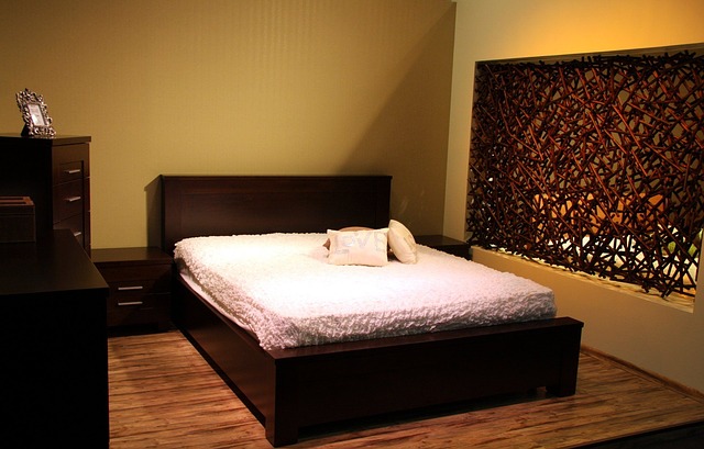 Drevená posteľ v miestnosti so žltými stenami.jpg